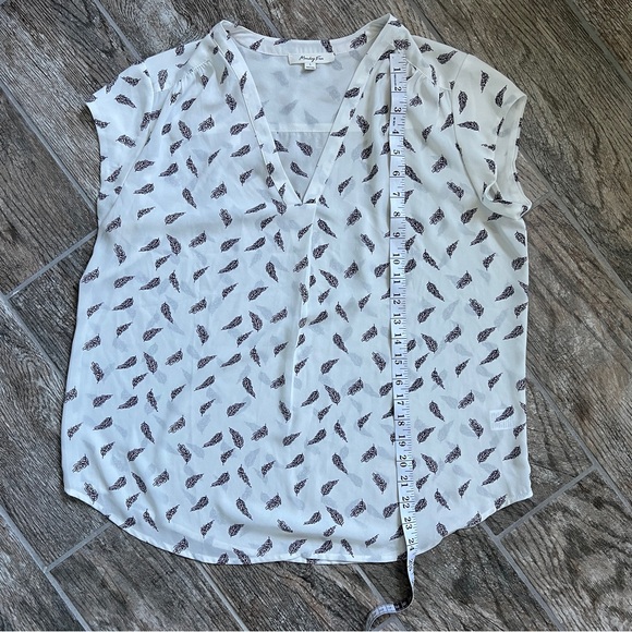Monday Fun Feather Print V Neck Blouse, White Maroon, Women’s Size Large - Picture 5 of 6